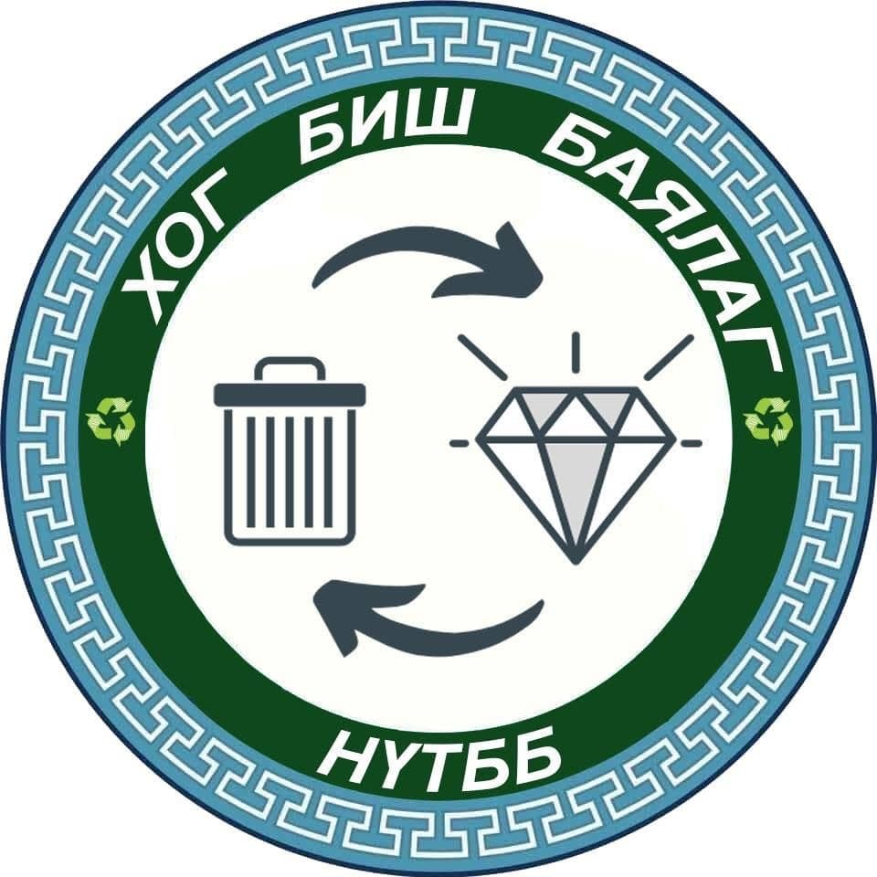 Оюутнуудын бүлэг сууж, хичээллэж байна